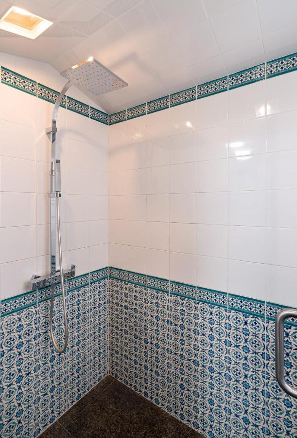 Spacious & Artistic Retro 2Bd Apt With Sauna Атина Екстериор снимка