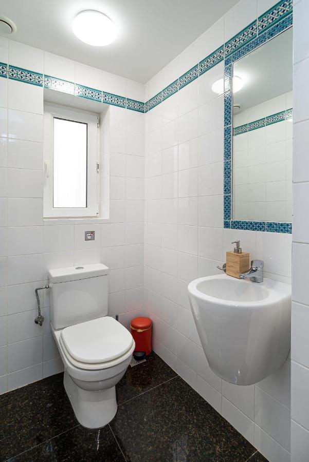 Spacious & Artistic Retro 2Bd Apt With Sauna Атина Екстериор снимка