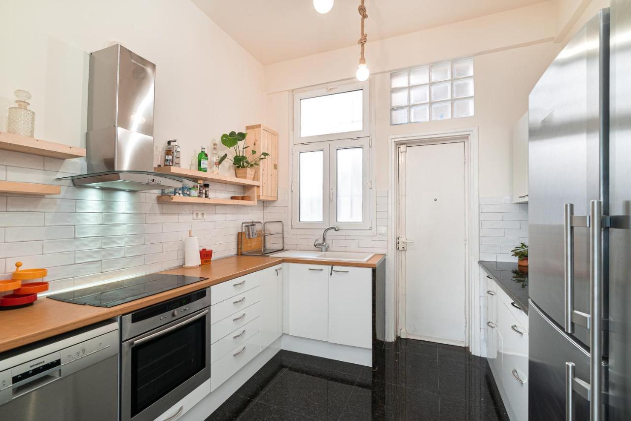 Spacious & Artistic Retro 2Bd Apt With Sauna Атина Екстериор снимка